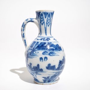 Une verseuse en faïence de Delft bleu et blanc à décor chinoiserie, 2ème moitié du 17ème — photo 3