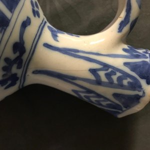Une verseuse en faïence de Delft bleu et blanc à décor chinoiserie, 2ème moitié du 17ème — photo 7