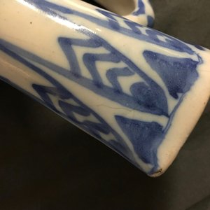 Une verseuse en faïence de Delft bleu et blanc à décor chinoiserie, 2ème moitié du 17ème — photo 8