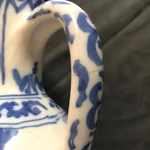 Une verseuse en faïence de Delft bleu et blanc à décor chinoiserie, 2ème moitié du 17ème — photo 10