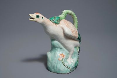 Une verseuse en forme de canard en porcelaine de Chine famille verte, 18/19ème