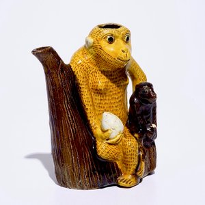 Une verseuse en forme de deux singes au pêches en biscuit émaillé jaune et aubergine, Kangxi — photo 1