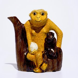 Une verseuse en forme de deux singes au pêches en biscuit émaillé jaune et aubergine, Kangxi — photo 2