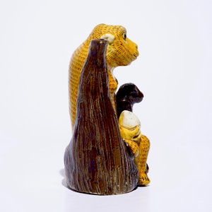Une verseuse en forme de deux singes au pêches en biscuit émaillé jaune et aubergine, Kangxi — photo 5