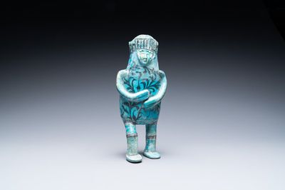 Une verseuse en forme de figure recomposée en céramique à émail turquoise et noir, Kashan, Iran, 12/13ème