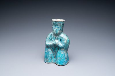 Une verseuse en forme de figure recomposée en céramique à émail turquoise et noir, Kashan, Iran, 12/13ème