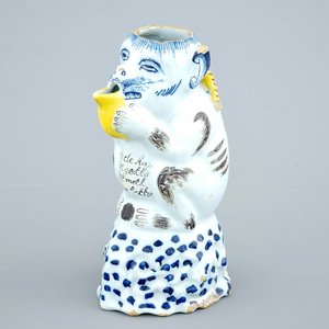 Une verseuse en forme de singe en faïence polychrome de Delft, 18ème — photo 1
