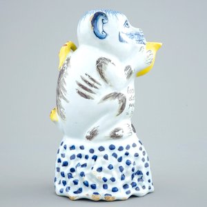Une verseuse en forme de singe en faïence polychrome de Delft, 18ème — photo 4