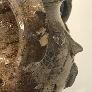 Une verseuse en grès à décor de visages aux nez pointus, Raeren, 1ère moitié du 16ème — photo 12