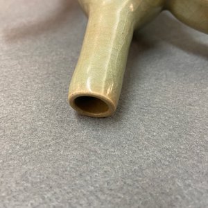 Une verseuse en grès à émail céladon et engobe, Corée, probablement Goryeo, 13/14ème — photo 11