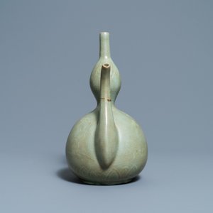 Une verseuse en grès à émail céladon et engobe, Corée, probablement Goryeo, 13/14ème — photo 4
