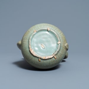 Une verseuse en grès à émail céladon et engobe, Corée, probablement Goryeo, 13/14ème — photo 6