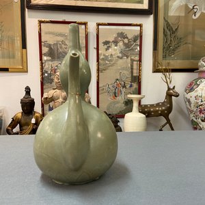 Une verseuse en grès à émail céladon et engobe, Corée, probablement Goryeo, 13/14ème — photo 8