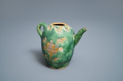 Une verseuse en grès porcelaineux à couverte sancai à décor incisé, Liao (916-1125)