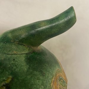Une verseuse en grès porcelaineux à couverte sancai à décor incisé, Liao (916-1125) — photo 8