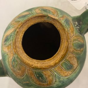 Une verseuse en grès porcelaineux à couverte sancai à décor incisé, Liao (916-1125) — photo 10