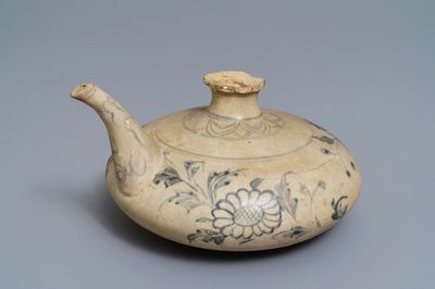 Une verseuse en grès porcelaineux bleu et blanc, Annam, Vietnam, 14/15ème