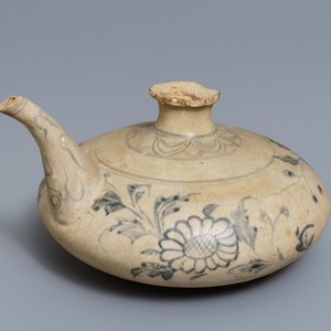 Une verseuse en grès porcelaineux bleu et blanc, Annam, Vietnam, 14/15ème — photo 1