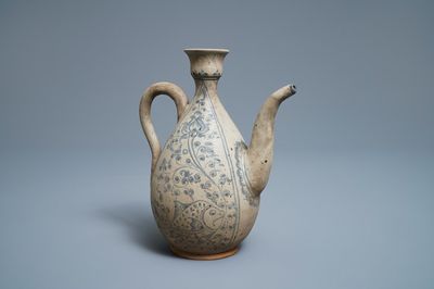 Une verseuse en grès porcelaineux en bleu et blanc à décor de poissons, Annam, Vietnam, 15/16ème