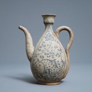 Une verseuse en grès porcelaineux en bleu et blanc à décor de poissons, Annam, Vietnam, 15/16ème — photo 4