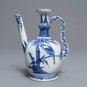 Une verseuse en porcelaine Arita de Japon en bleu et blanc, Edo, 17ème — photo 1