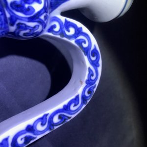 Une verseuse en porcelaine Arita de Japon en bleu et blanc, Edo, 17ème — photo 18