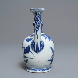 Une verseuse en porcelaine Arita de Japon en bleu et blanc, Edo, 17ème — photo 3