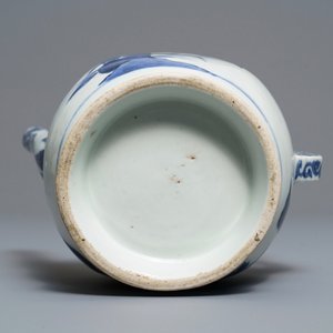 Une verseuse en porcelaine Arita de Japon en bleu et blanc, Edo, 17ème — photo 4