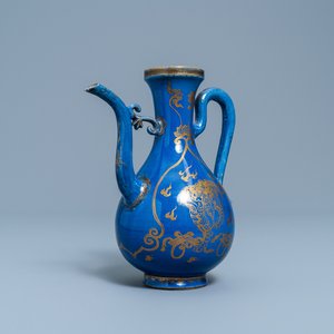 Une verseuse en porcelaine de Chine à décor doré sur fond bleu poudré, Kangxi — photo 1