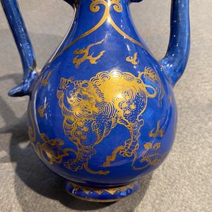 Une verseuse en porcelaine de Chine à décor doré sur fond bleu poudré, Kangxi — photo 12