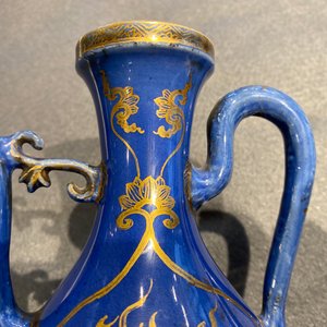 Une verseuse en porcelaine de Chine à décor doré sur fond bleu poudré, Kangxi — photo 14