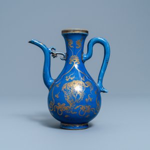 Une verseuse en porcelaine de Chine à décor doré sur fond bleu poudré, Kangxi — photo 2