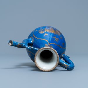 Une verseuse en porcelaine de Chine à décor doré sur fond bleu poudré, Kangxi — photo 6