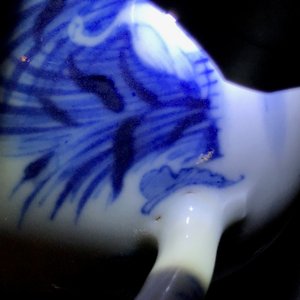 Une verseuse en porcelaine de Chine bleu et blanc à décor 'Dames au Parasol', Qianlong — photo 12