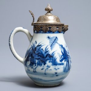 Une verseuse en porcelaine de Chine bleu et blanc à décor 'Dames au Parasol', Qianlong — photo 2
