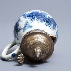 Une verseuse en porcelaine de Chine bleu et blanc à décor 'Dames au Parasol', Qianlong — photo 7