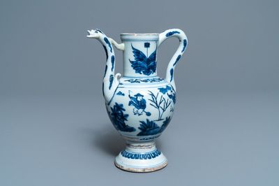 Une verseuse en porcelaine de Chine bleu et blanc à décor de garçons jouants, Wanli