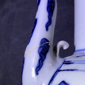 Une verseuse en porcelaine de Chine bleu et blanc à décor de garçons jouants, Wanli — photo 11