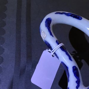 Une verseuse en porcelaine de Chine bleu et blanc à décor de garçons jouants, Wanli — photo 15