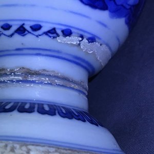Une verseuse en porcelaine de Chine bleu et blanc à décor de garçons jouants, Wanli — photo 17