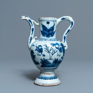 Une verseuse en porcelaine de Chine bleu et blanc à décor de garçons jouants, Wanli — photo 2