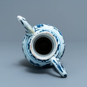 Une verseuse en porcelaine de Chine bleu et blanc à décor de garçons jouants, Wanli — photo 6