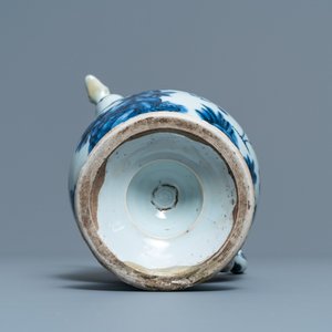 Une verseuse en porcelaine de Chine bleu et blanc à décor de garçons jouants, Wanli — photo 7