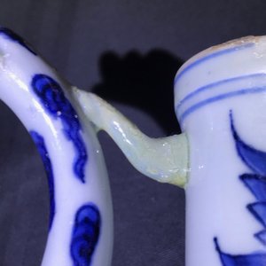 Une verseuse en porcelaine de Chine bleu et blanc à décor de garçons jouants, Wanli — photo 9