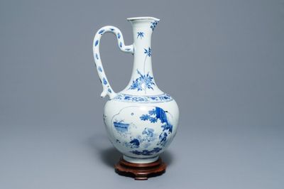 Une verseuse en porcelaine de Chine bleu et blanc à décor de médaillons figuratives, époque Transition