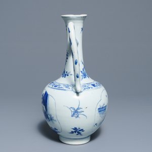 Une verseuse en porcelaine de Chine bleu et blanc à décor de médaillons figuratives, époque Transition — photo 3