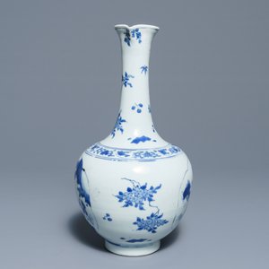 Une verseuse en porcelaine de Chine bleu et blanc à décor de médaillons figuratives, époque Transition — photo 5
