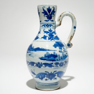 Une verseuse en porcelaine de Chine bleu et blanc à décor de paysages, époque Transition, Chongzhen — photo 2