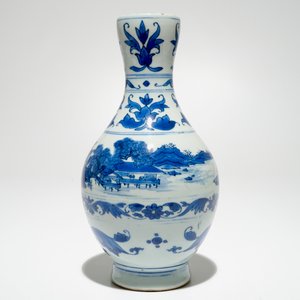 Une verseuse en porcelaine de Chine bleu et blanc à décor de paysages, époque Transition, Chongzhen — photo 3