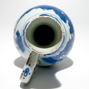 Une verseuse en porcelaine de Chine bleu et blanc à décor de paysages, époque Transition, Chongzhen — photo 6